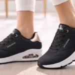 Zapatillas Skechers Uno Golden Air para mujer en color negro suave y dorado