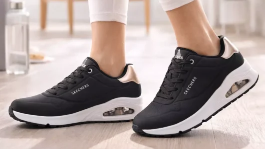 Zapatillas Skechers Uno Golden Air para mujer en color negro suave y dorado