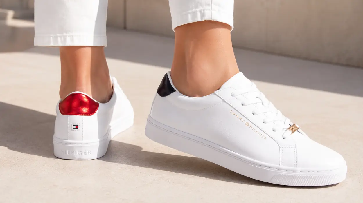 Añade un toque de color a tu outfit con estas originales sneakers metalizadas Tommy Hilfiger