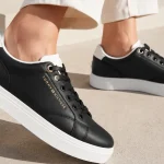 Zapatillas Tommy Hilfiger TH Feminine Cupsole Leather para mujer en color negro y ecru