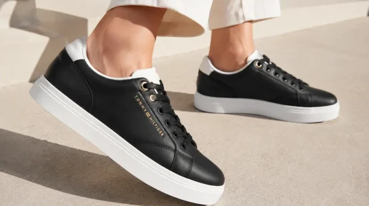 Zapatillas Tommy Hilfiger TH Feminine Cupsole Leather para mujer en color negro y ecru