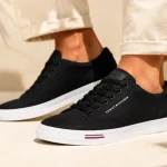 Zapatillas Tommy Hilfiger Vulc Core RWB para hombre en color negro, talla 42