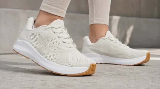 Zapatillas UA W Charged Pursuit 4 para mujer con confort y tracción mejorados